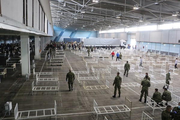 Vojska i volonteri pripremaju smeštaj na Novosadskom sajmu za 1.000 ljudi